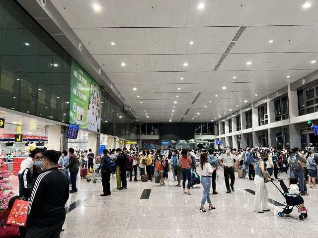 (Hành khách làm thủ tục chuyến bay tại Cảng HKQT Tân Sơn Nhất)